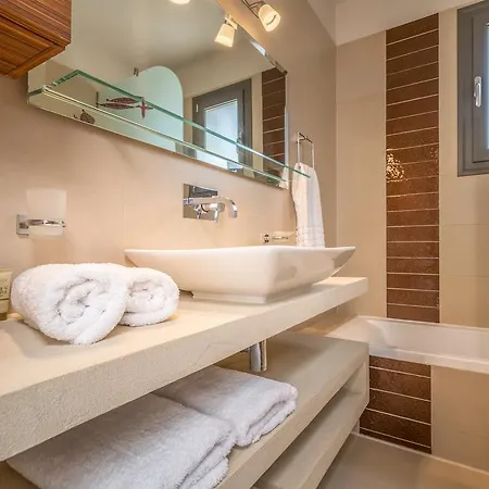 Merovigli - Sea Views & Private Pool, Ideal For Large Groups, By Zantewize Vilă